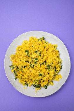 Yumurtalı pirinç ve tabakta ıspanak.