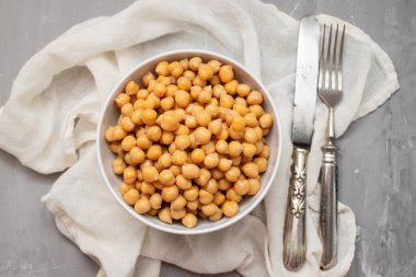 Kaynamış bezelye, küçük bir kasede.