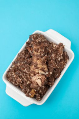 Tipik Portekiz tavuğu ve seramik tabakta pilav. Arroz de Cabidela.