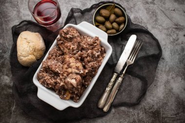 Tipik Portekiz tavuğu ve seramik tabakta pilav. Arroz de Cabidela.