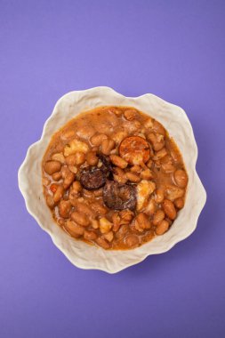 Tipik Portekiz yemeği. Fasulye ve füme sosis. Beyaz kasede.