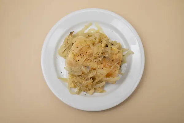 Traditionelle Portugiesische Küche Kabeljau Fischzwiebeln Mit Olivenöl lizenzfreie Stockbilder