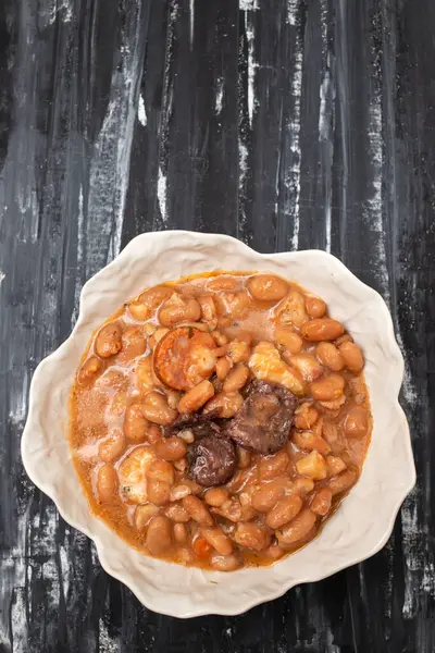 典型的なポルトガル料理と豆とホワイトボウルのスモークソーセージ ロイヤリティフリーのストック画像