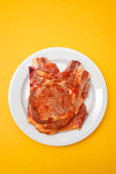 用大盘白肉切碎生肉 配以酱汁和胡椒 免版税图库照片
