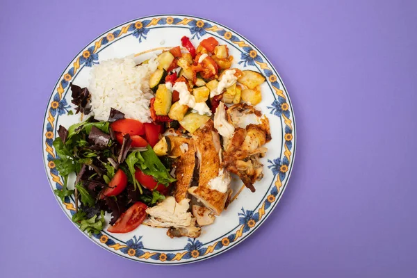 Gegrilltes Huhn Mit Salat Und Gekochtem Reis Weißem Teller lizenzfreie Stockbilder