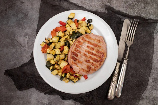 접시에 야채와 제공되는 맛있는 닭고기 햄버거 스톡 사진