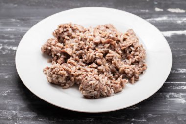 Tipik Portekiz tavuğu, beyaz tabakta pilav.