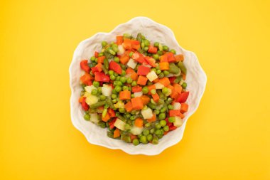 Karışık sebzeler büyük, güzel bir kasede