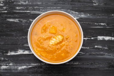 Büyük beyaz kasede taze balık kreması çorbası.