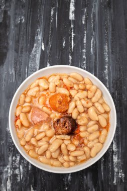 Efsanevi Asteriana, tipik bir İspanyol fasulye güveci.