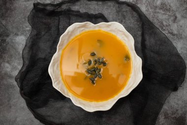 Beyaz kasede balkabağı ve ıspanak çorbası