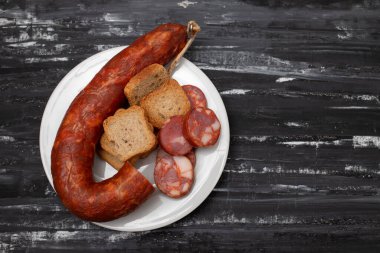 Tipik Portekiz füme sosisi chourico ve beyaz tabakta tost.