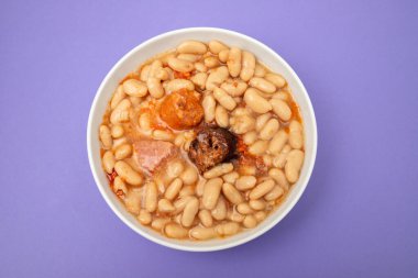 Efsanevi Asteriana, tipik bir İspanyol fasulye güveci.