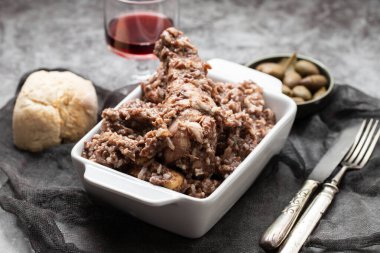 Tipik Portekiz tavuğu ve seramik tabakta pilav. Arroz de Cabidela.