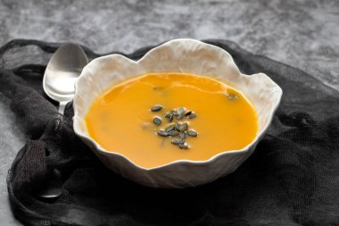 Beyaz kasede balkabağı ve ıspanak çorbası