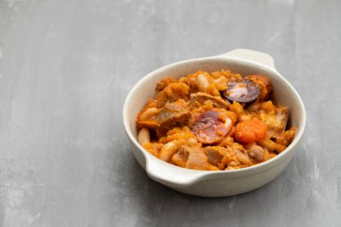 Tipik Portekiz yemeği Feijoada kasede bir transmontana