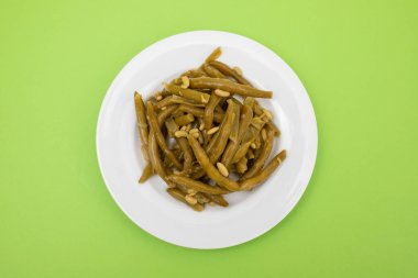 Küçük tabakta haşlanmış yeşil fasulye.