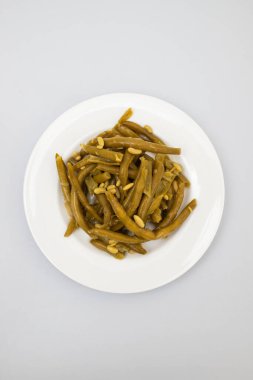 Küçük tabakta haşlanmış yeşil fasulye.