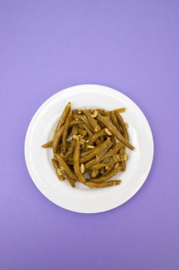 Küçük tabakta haşlanmış yeşil fasulye.