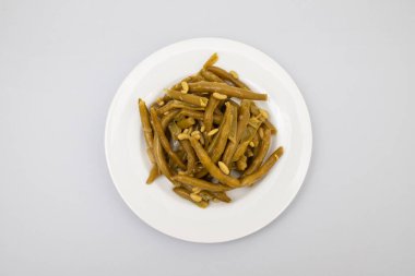 Küçük tabakta haşlanmış yeşil fasulye.