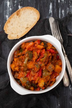 Gourmet ratatouille beyaz bir kase içinde.