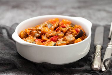 Gourmet ratatouille beyaz bir kase içinde.
