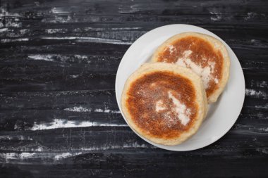 Geleneksel ekmek, Bolo do kako, beyaz tabakta Madeira