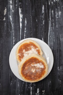 Geleneksel ekmek, Bolo do kako, beyaz tabakta Madeira