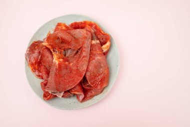 Gri tabakta biberli marine edilmiş biftek.