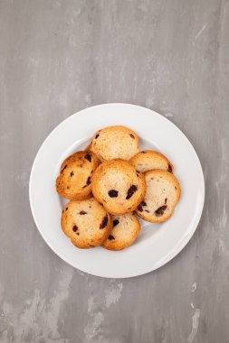 Kuru üzümlü taze pişmiş ruslar, küçük beyaz tabakta.