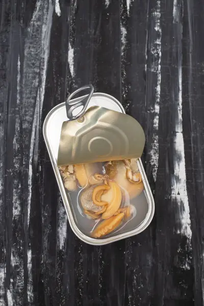 Stock image clams in natural sauce in small ron box