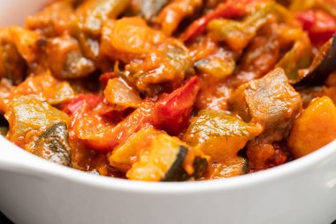 Gourmet ratatouille beyaz bir kase içinde.