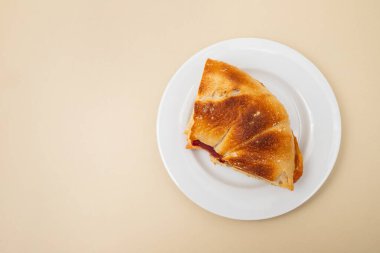 Roket, hindi jambonu, krem peynir ve domates dolu simit.