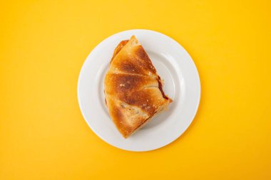 Roket, hindi jambonu, krem peynir ve domates dolu simit.