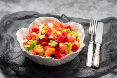 Beyaz kasede taze sebze salatası.