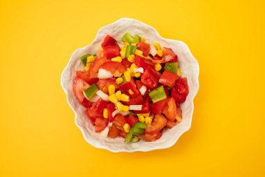 Beyaz kasede taze sebze salatası.