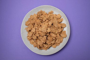 Gri küçük tabakta tüm tanecikler