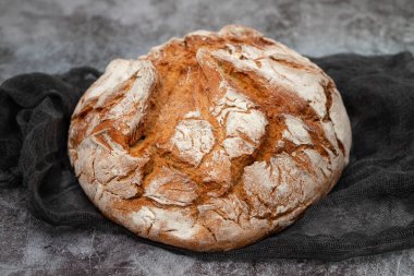 Tipik mısır ekmekli broa peçetede