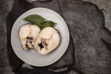 Tabakta kaynatılmış taze balık.