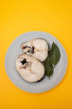 Tabakta kaynatılmış taze balık.