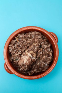 Tipik Portekiz tavuğu ve seramik tabakta pilav. Arroz de Cabidela.