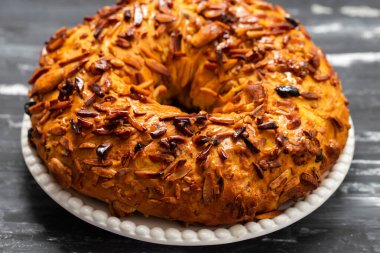 Bolo Rainha ya da Kraliçe Pastası, Noel, Karnaval ya da Arkaplanda sıcak portakallı Mardi Gras Yapımı.