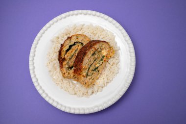 Jambonlu rulo köfte ve kaynatılmış pirinç.