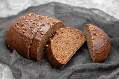 Dilimlenmiş tohumlu koyu çavdar ekmeği.