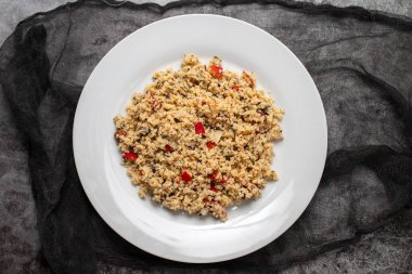 Tabbouleh salatası. Geleneksel orta doğu yemeği beyaz tabakta.