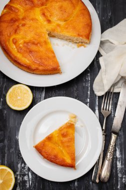 Beyaz tabakta taze ev yapımı limonlu kek.