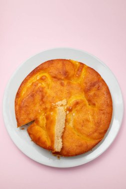 Beyaz tabakta taze ev yapımı limonlu kek.