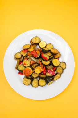 Küçük tabakta ızgara sebze.