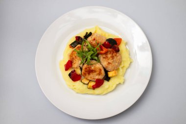 Kızarmış hindi köftesi ve patates püresi.