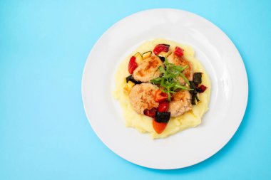 Kızarmış hindi köftesi ve patates püresi.